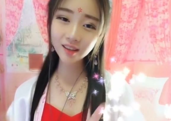 282 杨小梦💋（才艺主播） 早上好❣️看看今天的小梦，女儿美不美，你们说了算😀爱你们，么么哒😘༄😘༄..